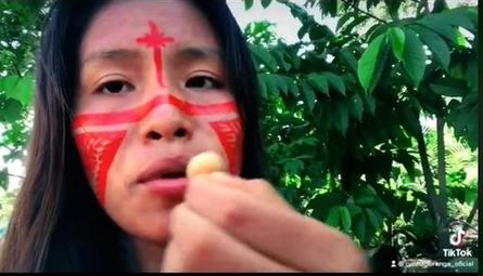 아마존 20대 원주민 `애벌레 먹방` 올렸더니…일약 틱톡 스타 `초대박`